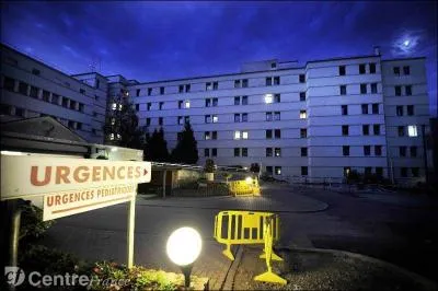 Quel nom donne-t-on au travail, de nuit, les weekends et les jours fériés, obligatoire à l'hôpital ?