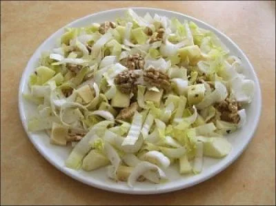 On nous a annoncé une salade cauchoise, mais en la regardant bien il manque deux ingrédients ... (agrandissez la photo)