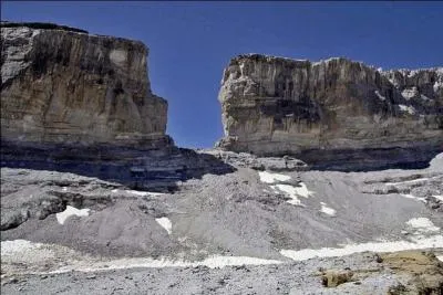 Aujourd'hui nous commencerons notre promenade en allant admirer la brèche de Roland, dans quel massif montagneux sommes-nous ?