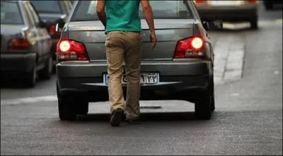 Petit tour du monde ! Seules certaines voitures sont autorisées à circuler selon les jours. Mais quand on doit prendre la voiture, on paie un cacheur de plaques d'immatriculation :