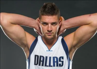 Un des transferts chocs de cette intersaison : Chandler Parsons quitte Houston pour rejoindre les "Mavs". De quelle action d'éclat Parsons a-t-il été la "victime" lors des derniers playoffs ?