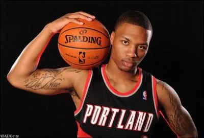 Damian Lillard a tout pour devenir une superstar de la ligue, à seulement 24 ans il compte déjà parmi les joueurs les plus "clutchs" de la ligue comme en témoigne son tir au buzzer pour qualifier son équipe lors du premier tour des playoffs 2014. Mais face à quelle franchise a-t-il inscrit ce panier exceptionnel ?