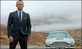 Quel est dans l'ordre de leur sortie, les trois derniers James Bond, dont le personnage est interprété par Daniel Craig ?