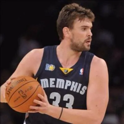 Voilà le cadet des frères Gasol : Marc qui entame sa septième saison dans la ligue, toutes jouées sous les couleurs des Grizzlies. All-Star en 2012 il a remporté une récompense bien supérieure en 2013, laquelle ?