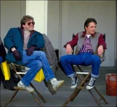 Tous deux aussi décontractés l'un que l'autre, voici le réalisateur du film, Robert Zemeckis, et son acteur principal, Michael J. Fox, sur le tournage de ce qui devint un immense succès international. Quel est ce film ?