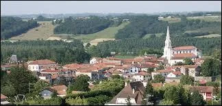 Voici une vue de la commune aquitaine de Bidache. Elle se situe dans le département ...