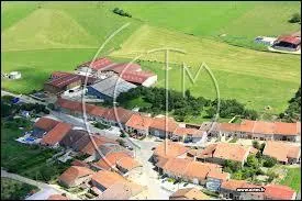 Nous survolons le village Meurthe-et-Mosellan de Bagneux. Nous sommes dans le ciel de la région ...