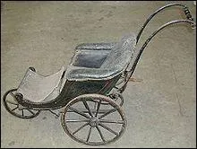 Poucette : la première forme de poussette a été inventée en 1833.