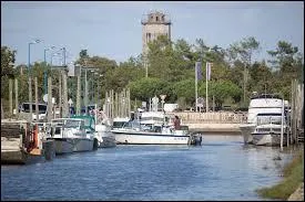 Nous commençons cette nouvelle balade par une visite du port d'Audenge. Commune Girondine, elle se situe en région ...