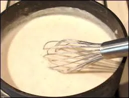 Louis de Béchameil a donné son nom à la fameuse sauce béchamel. Quel ingrédient est indispensable pour sa confection ?