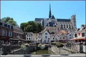 Pour commencer, je vous emmène à Amiens, connue entre autres pour sa cathédrale ou ses hortillonnages. Dans quel département devons-nous nous rendre ?