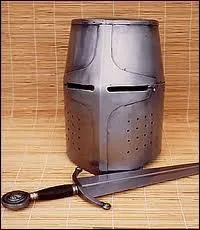 Ce casque recouvrait intégralement la tête du chevalier qui partait guerroyer. Quel est son nom ?