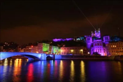 Dans quelle ville est organisée chaque année la traditionnelle Fête des lumières ?