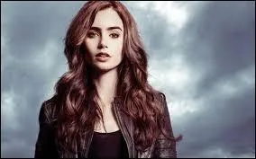 Dans "The Mortal Instruments", la fille qui est un des personnages principaux, s'appelle :