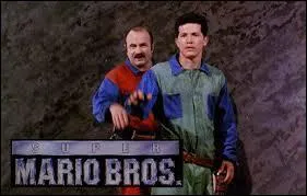 Adapté librement de la célèbre saga de jeux vidéo du même nom, le film "Super Mario Bros" est sorti en 1993. Quel acteur interprète le rôle de Mario ?