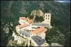 C'est une abbaye perchée à près de 1000m d'altitude. Fondée autour de l'an 1000 par Guifred II, elle est caractéristique de l'art roman. C'est ...