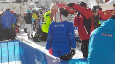 Quel est le nom de la championne de ski avec la tenue jaune ?