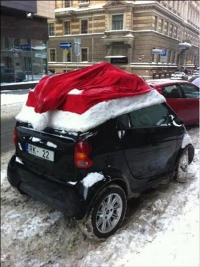 C'est Noël, tout le monde a droit d'avoir chaud aux oreilles en piquant le bonnet du Père Noël ! Reconnaissez-vous la voiture ?