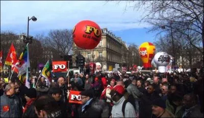 De ces deux humoristes, lequel déclare : Les rues de Paris ne sont plus sûres. Vous savez que dans certains quartiers de la capitale, les Arabes n'osent plus sortir le soir ?