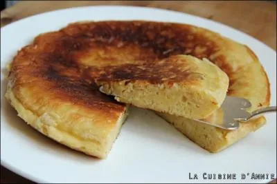 Mon premier ne brille pas. Mon second simule. Mon tout, spécialité lyonnaise, est une crêpe très épaisse et nourrissante.