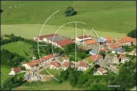 Voici le village de Bratte vu du ciel. Peuplé de seulement 38 habitants, ce village de l'arrondissement de Nancy se situe dans le département ...