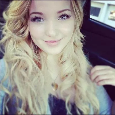 Dans quelle série joue cette actrice (Dove Cameron) ?