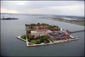 Quelle île est située au sud d'Ellis Island ?