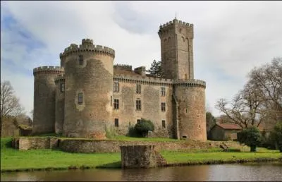 Zut alors ! Début avril 2013, la nouvelle est tombée : le château de Montbrun est à vendre. Dans quelle région ?