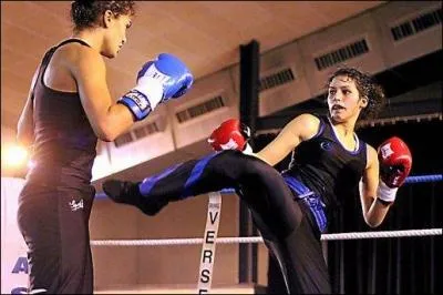 Regardez-bien la photo, ce sport de combat offre une particularité, trouvez-la si vous ne voulez pas passer pour un pied, et trouvez le pays créateur !