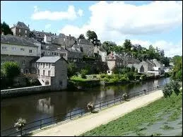 Nous commençons par une visite d'Ambières-les-Vallées, commune Mayennaise située en région ...