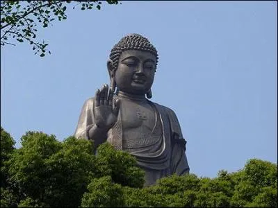 Issu de l'Inde, le bouddhisme a essaimé dans toute l'Asie du Sud, et surtout au Tibet, en Chine et au Japon. Cette philosophie ou le sage doit anéantir en lui le désir, source de douleurs, pour atteindre le nirvana, gagne du terrain dans nos pays occidentaux.
Origine, enseignements, pratiques sont les sujets des quelques liens suivants. l'homme...