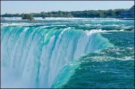 Quel est le débit des chutes du Niagara ?