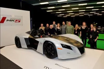 Le Québec crée sa première voiture. Elle est spectaculaire et fera l'envie de bien des fanatiques de voitures de sport. Son nom est...(cliquez sur la photo)