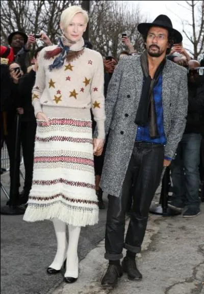 L'actrice Tilda Swinton est une artiste excentrique, qui est parfois superbement habillée, et parfois comme ici, un peu curieuse. Comment qualifier ce drôle de style ?