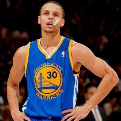 Stephen Curry, le shooteur fou des Warriors de Golden State va cette saison participer à son deuxième All Star Game, mais pour la première fois il termine en tête des votes du public, devant qui a-t-il obtenu cette reconnaissance ?