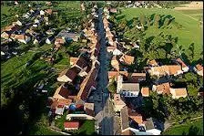 Nous commençons par le survol du village alsacien d'Adamswiller. Nous sommes dans le ciel du département ...