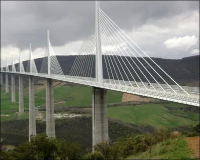 Quel est ce viaduc des records construit en 2004, de 343 m de hauteur et de 2 460 m de longueur ?