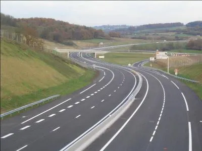 Quelle est la limitation de vitesse pour un jeune conducteur qui roule sur une autoroute ?