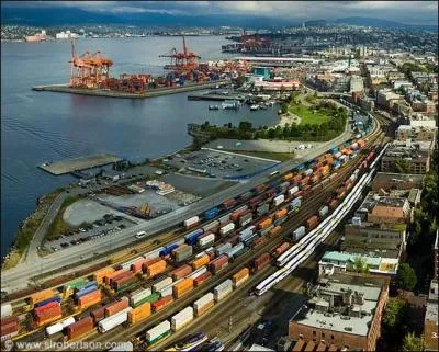 Qui chantait ''dans le port de Vancouver sur des souvenirs amers et dansait sans jamais voir le matin'' ?