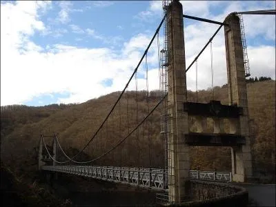 Quel est ce pont suspendu sur la Dordogne de 195 m de longueur, situé en Corrèze et construit en 1930 ?