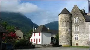 Pour commencer, je vous emmène à Aussurucq. Commune d'Aquitaine, elle se situe dans le département ...