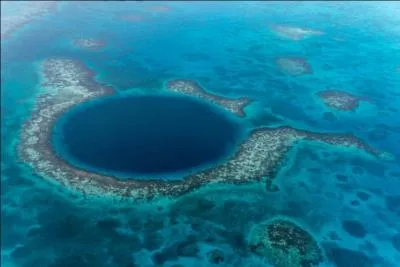 Ce paysage se trouve au Bélize (le pays, pas la liqueur de whisky à la crème ! ) ; comme nomme-t-on ce type de formation géologique ?