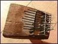 Voici un instrument de musique venu d'Afrique noire, constitué d'une palette sur laquelle plusieurs cordes sont alignées. C'est :