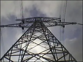 D'après cette photo, dans quel domaine de tension est ce pylône supportant des conducteurs 400 KV ?