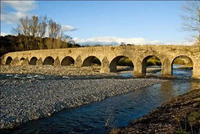 Pont romain du IIe siècle sur l'Escoutay en Ardèche avec 11 arches sur
108 mètres de longueur, il se situe à :