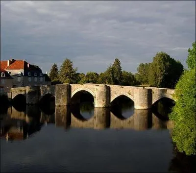 Ce pont du XIIIe siècle, construit sur la Gartempe dans la Vienne, classé aux 
monuments historiques en 1896 est situé dans la ville de :