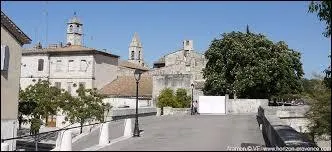 Pour commencer cette nouvelle balade, je vous emmène à Aramon. Ville Gardoise, elle se situe en région ...