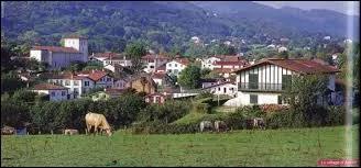 La commune aquitaine d'Ascain se situe dans le département ...