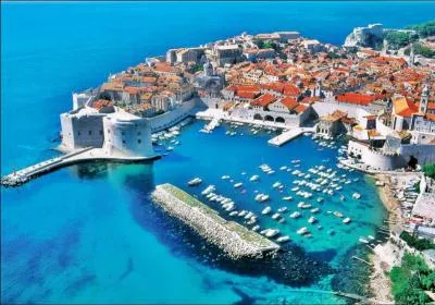 La petite cité croate de Dubrovnik (43 000 habitants) a été une république indépendante de 1358 à 1808, date de l'invasion napoléonienne. Quel était alors le nom de Dubrovnik ?