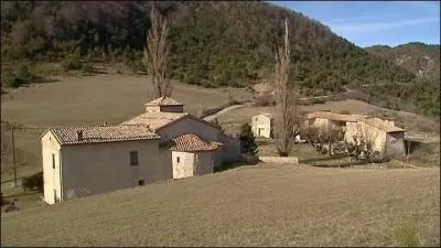 Je suis une ville de la Drôme qui ne comporte qu'un seul habitant.Une chanson populaire écrite en 1900 a fait la gloire de ma commune.De quelle commune s'agit-il ?